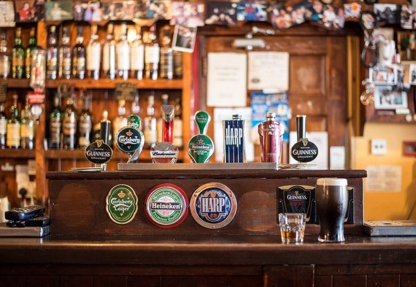 Mettre en Place son Premier Bar Maison : Guide des Ustensiles Essentiels