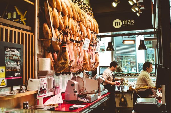 L'Art de la Découpe : Pourquoi Investir dans une Trancheuse à Jambon Professionnelle Transforme Votre Cuisine