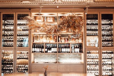 Cave à vin sous escalier : optimisez votre espace et votre dégustation